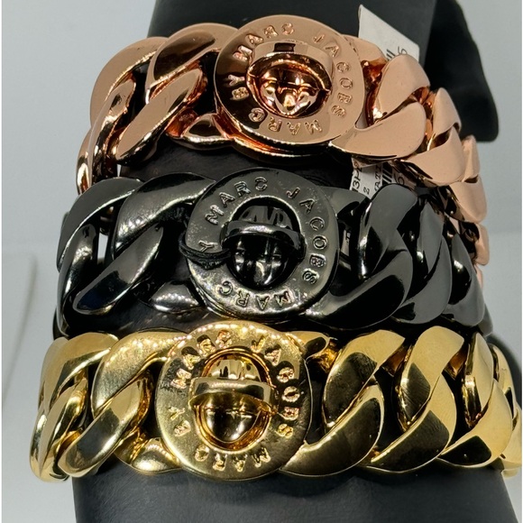 Marc by Marc Jacobs Chunky Turn lock closure
Bracelet in Gold - Picture 9 of 10